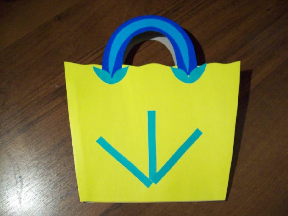 Создаем из цветной бумаги сумку пакет. Поделка сумочка из бумаги. Сумочка из бумаги поделка для детей. Сумка из картона. Конструирование сумочка для мамы.