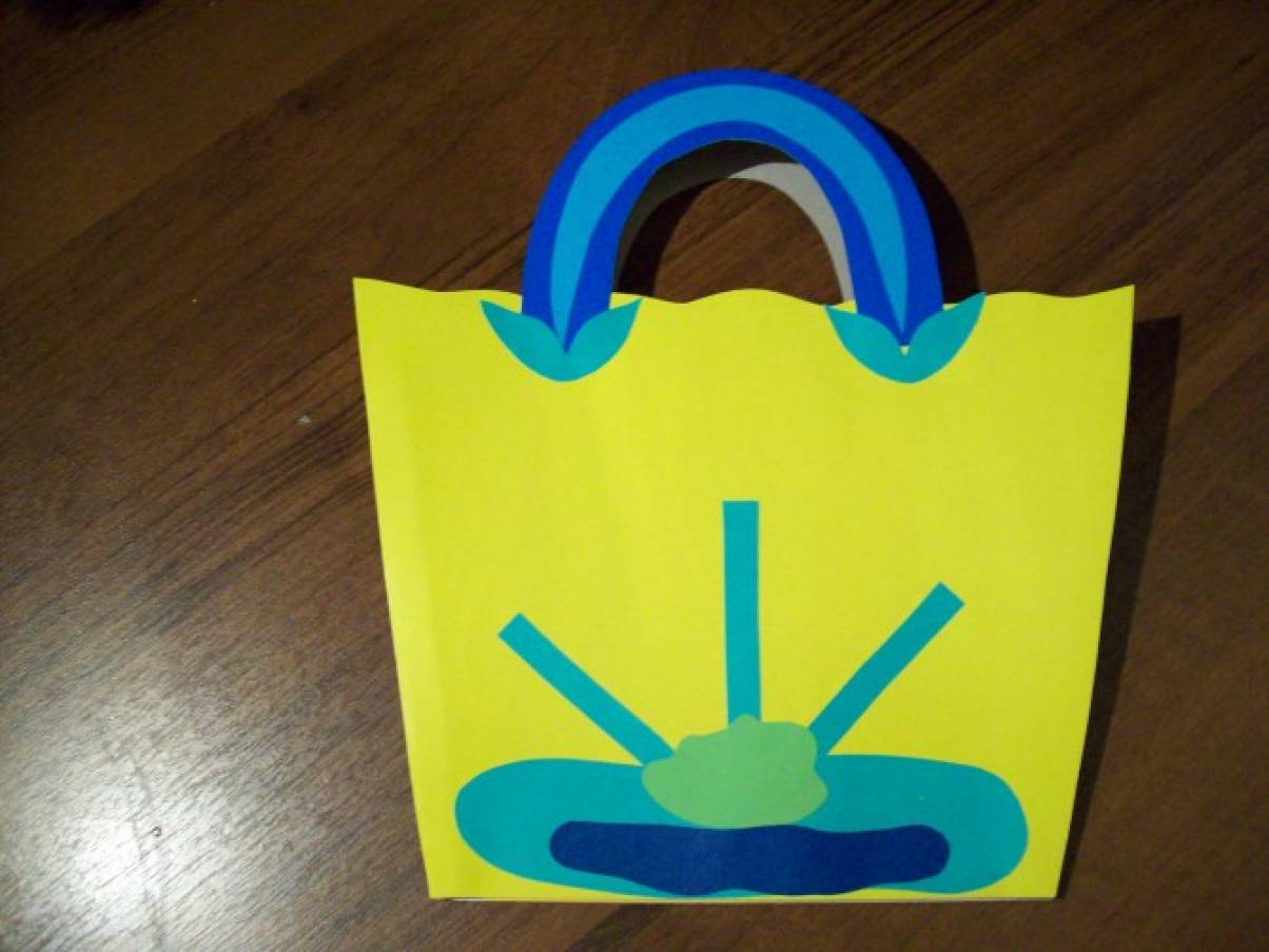 Создаем из цветной бумаги сумку пакет. Поделка сумочка из бумаги. Сумочка из бумаги поделка для детей. Конструирование из бумаги сумочка. Конструирование сумочка для мамы.