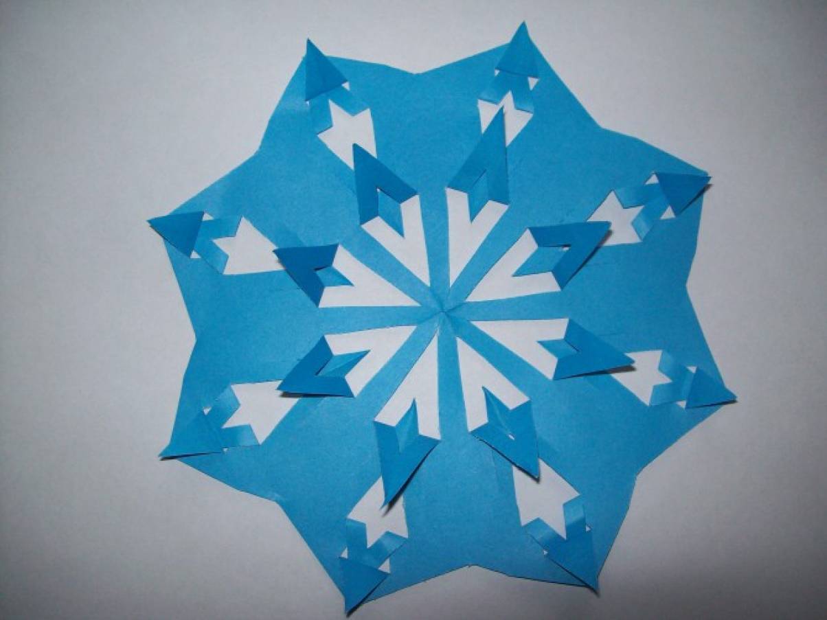 объемная снежинка бумагопластика. симметричная снежинка из бумаги. объемная аппликация снежинка. схема сворачивания снежинок. снежинки аппликация для детей.