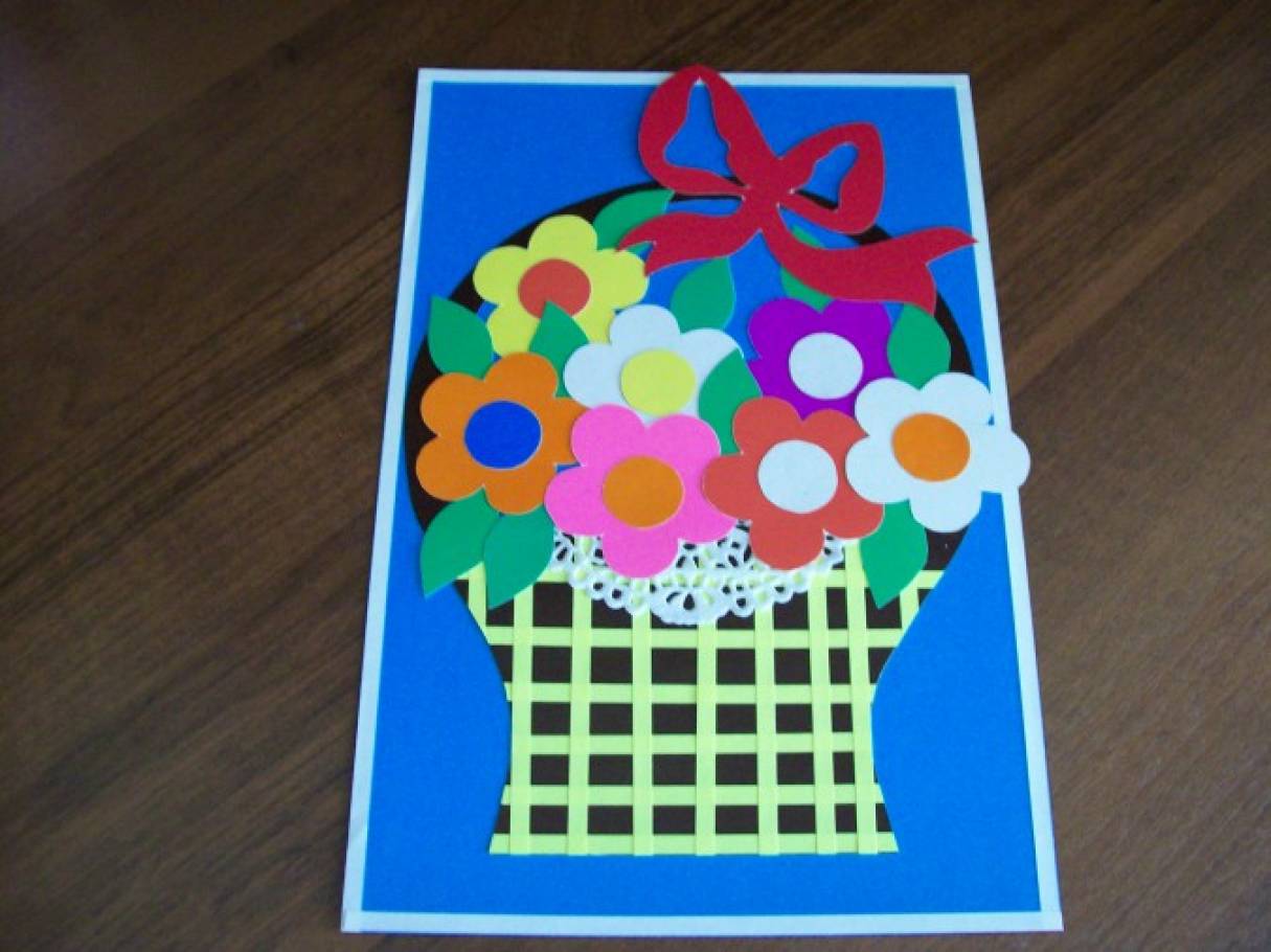 Плетеная открытка технология. Корзинка с цветами из цветной бумаги. Аппликация корзинка с цветами. Аппликация из цветной бумаги корзина с цветами. Аппликация корзина с цветами.