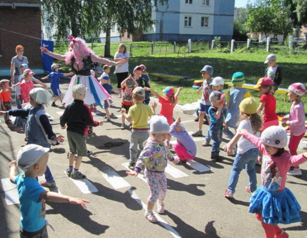 Дети младшего дошкольного возраста играют на кастрюлях.