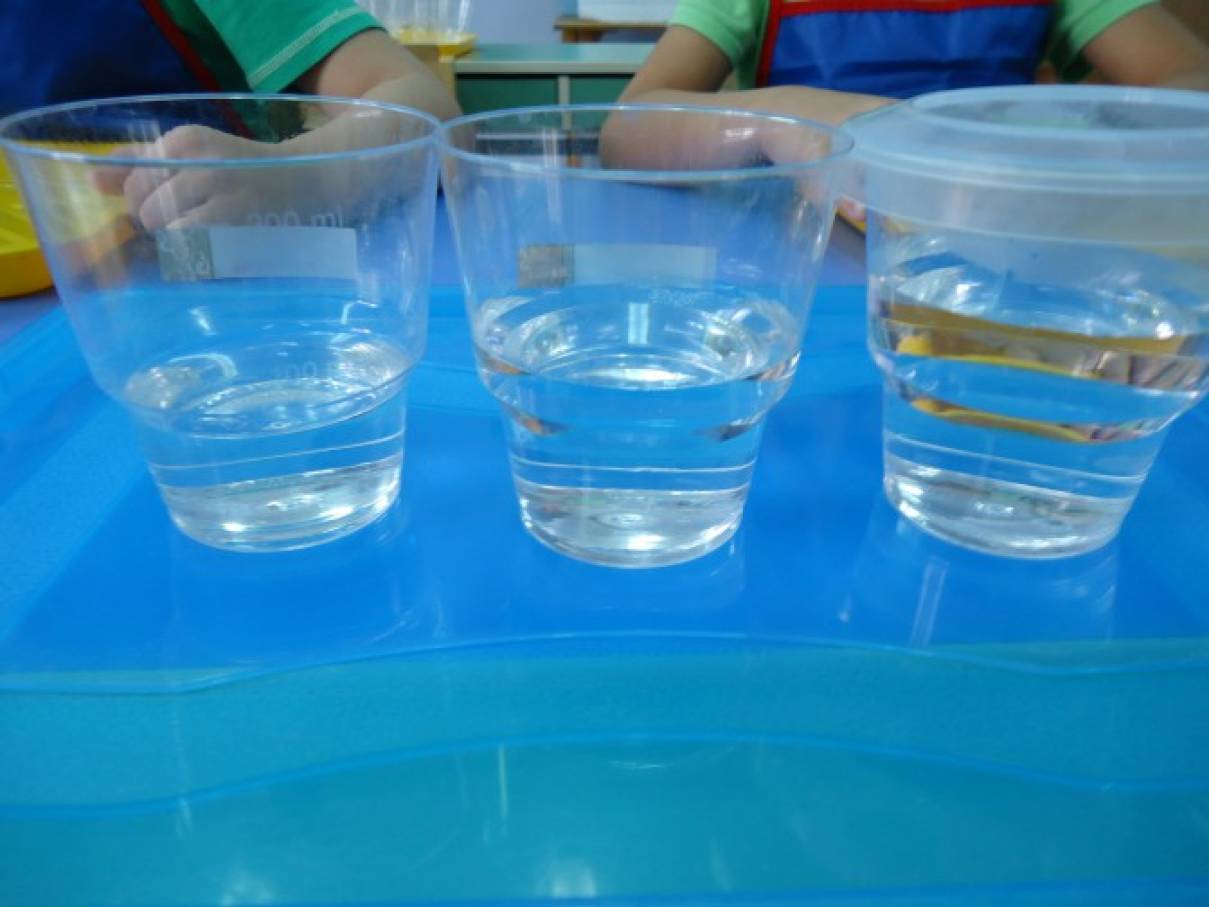 Опыт три стакана. Экспериментирование с водой. Эксперименты с водой. Экспериментирование с водой в старшей группе. Эксперименты с водой в старшей группе.