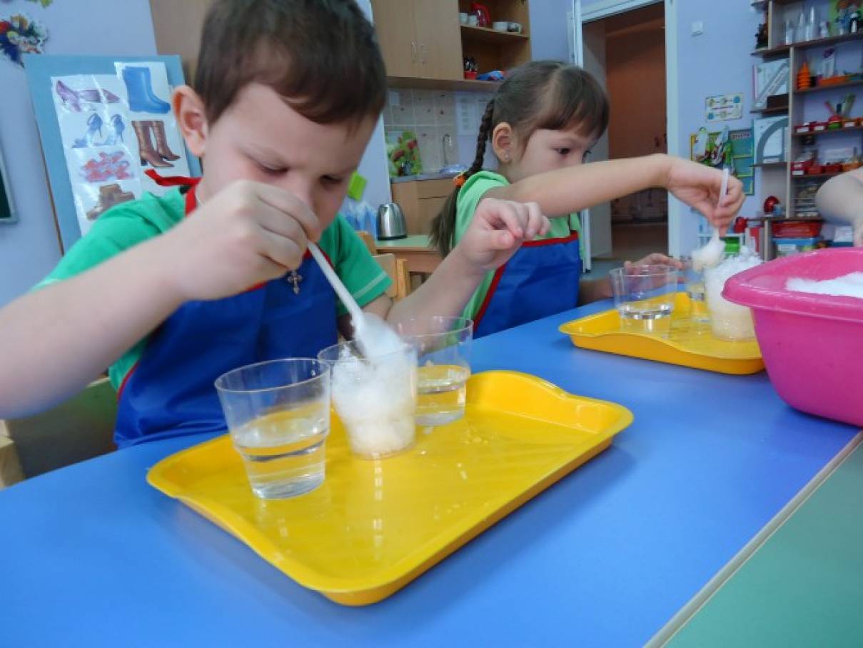 Опыт с водой для ребенка 4 лет. Эксперименты с водой ВД саду. Опыты и экспериментирование с водой. Экспериментирование с детьми в детском саду. Экспериментальная деятельность дошкольников.