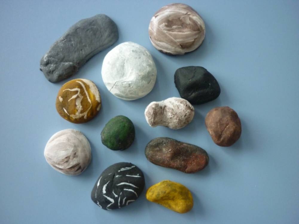 Stone child. Глина камень. Камни для дошкольников. Коллекция камней в старшей группе. Камни для занятий с детьми.