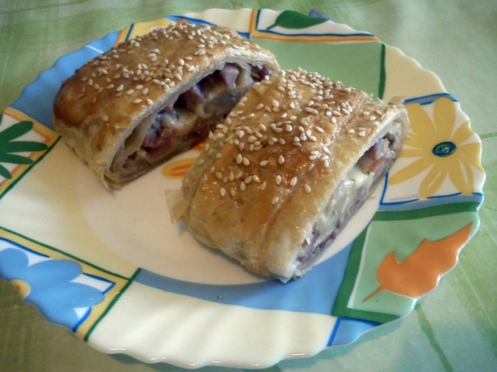 Вкусная выпечка к Рождественскому столу. Рулет с ветчиной и сыром. Фото Вкусная выпечка к Рождественскому столу. Рулет с ветчиной и сыром.