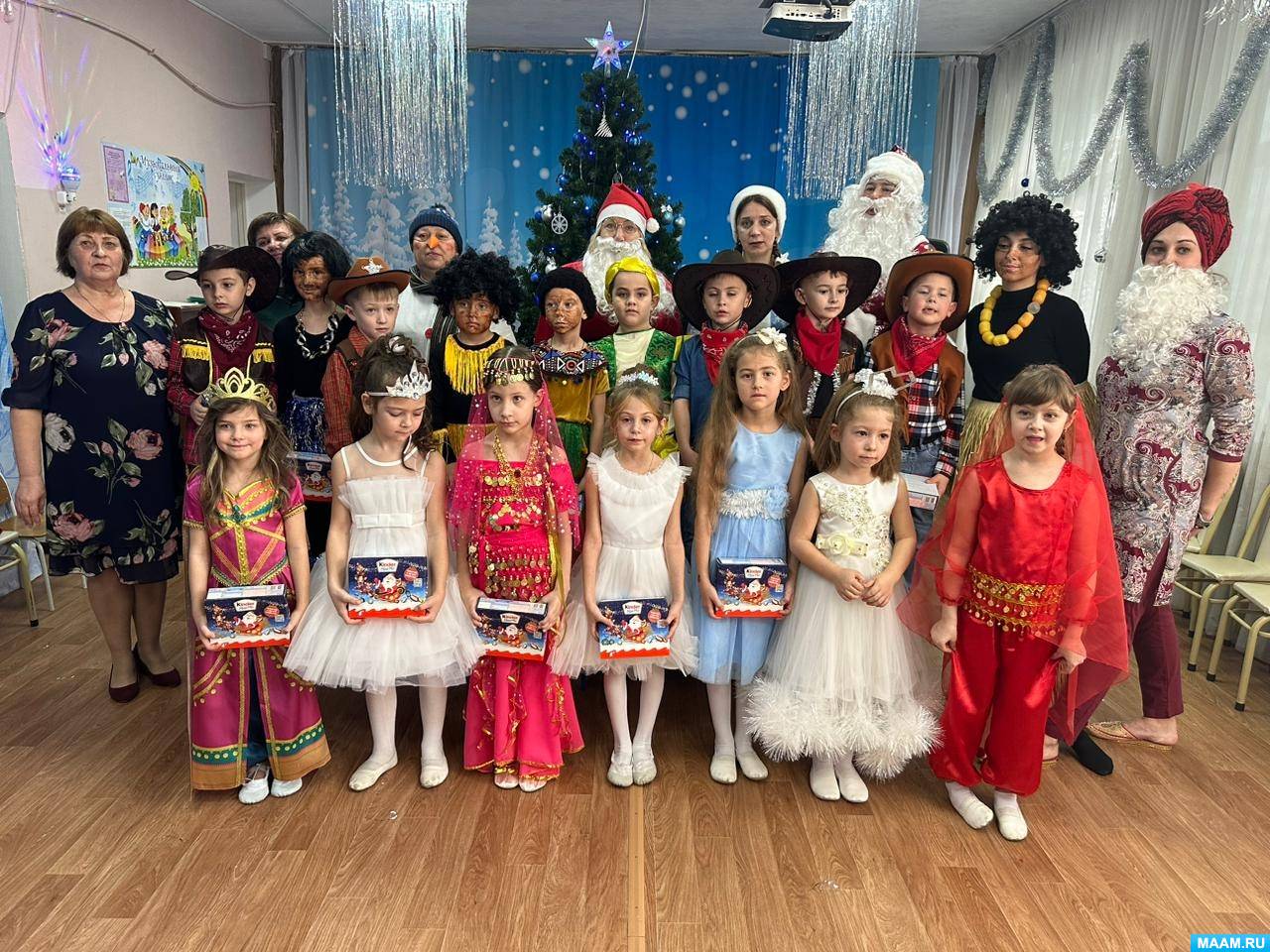 детский садик утренник. новогодний утренник в садике. утренник в детском саду новый год. атрибуты для новогоднего утренника в детском саду в средней. утренник в детском саду.