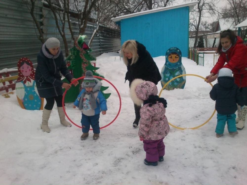 Развлечение с родителями в старшей группе. Развлечения на прогулке в детском саду. Зимняя прогулка в детском саду. Зимние забавы для детей в детском саду на улице. Развлечения в младшей группе.