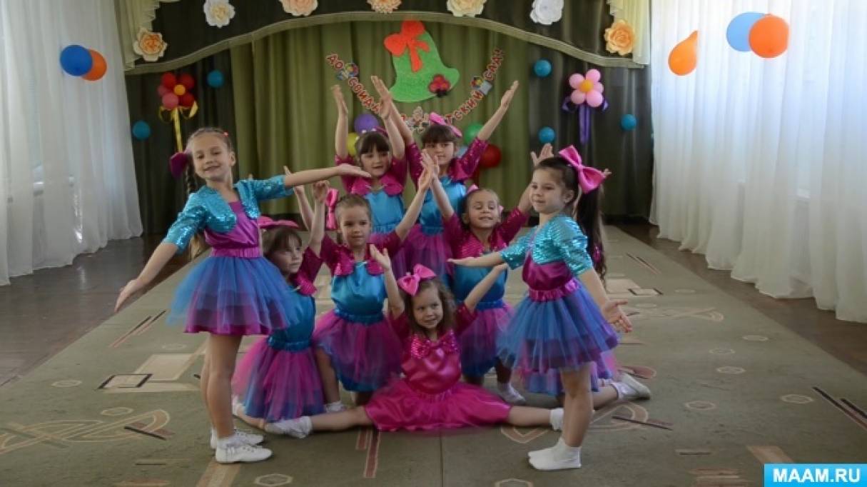 детский танец салажата в детском саду. мамы в танце. встанем танец в детском саду под песню. зарядка для детей с султанчиками. танец снежинок танцуют мальчики.