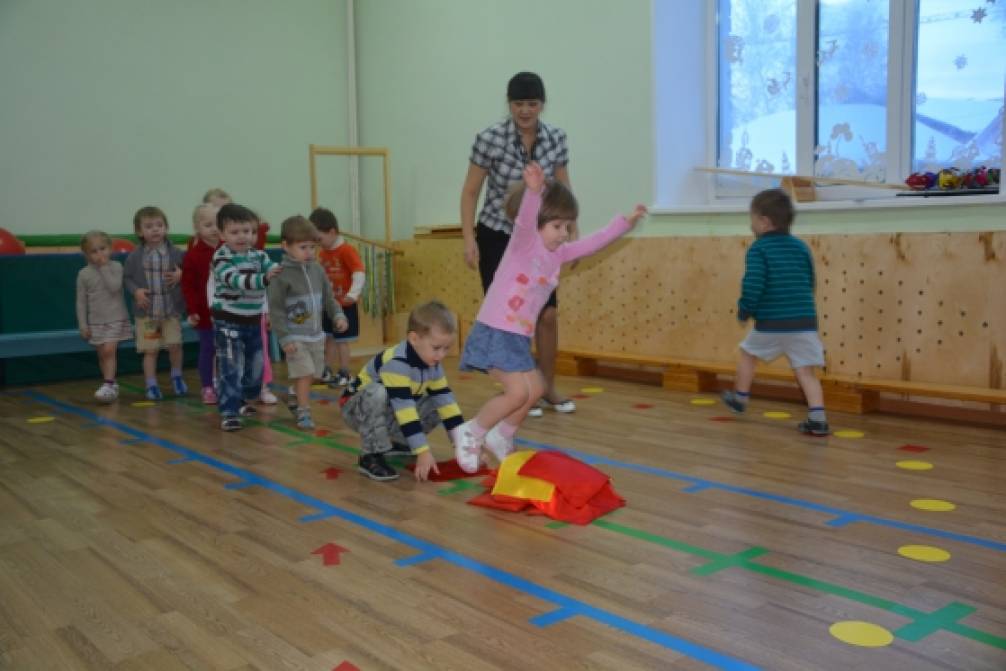 Сценарий развлечения 2 младшая группа. Ручеек в детском саду физкультурное занятие. Подвижная игра «перепрыгни Ручеек»,. Прыжки через веревку младшая группа. Перепрыгни Ручеек игра.