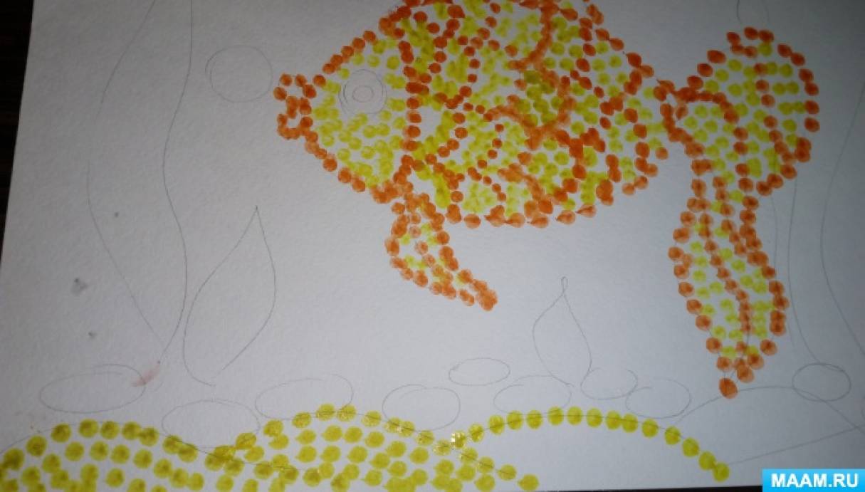 Средняя группа золотая рыбка. Рисование золотой рыбки ватными палочками. Пуантилизм ватными палочками рыбка. Золотая рыбка пуантилизм. Золотая рыбка ватными палочками.