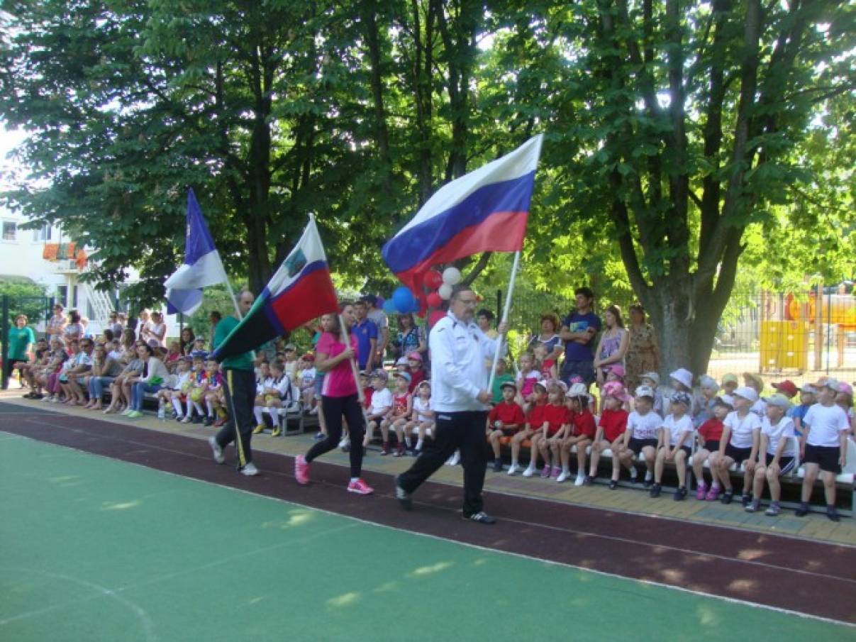 Спортивно-семейный праздник «Бегом к здоровью» Фото Спортивно-семейный праздник «Бегом к здоровью»