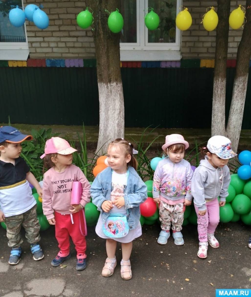 Фестиваль панамок в детском саду. Фестиваль панамок и летних шляп в детском саду. Дефиле панамок в детском. Фото детик в панамках в ДОУ летом.