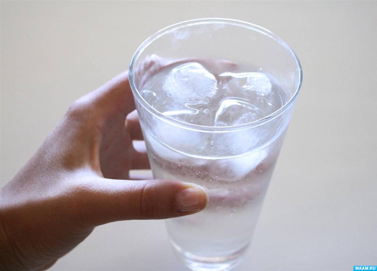 В каких жидкостях не утонет лед выбери. Стакан воды со льдом. Лед в стакане. Кубики льда в стакане. Кубик льда в стакане с водой.