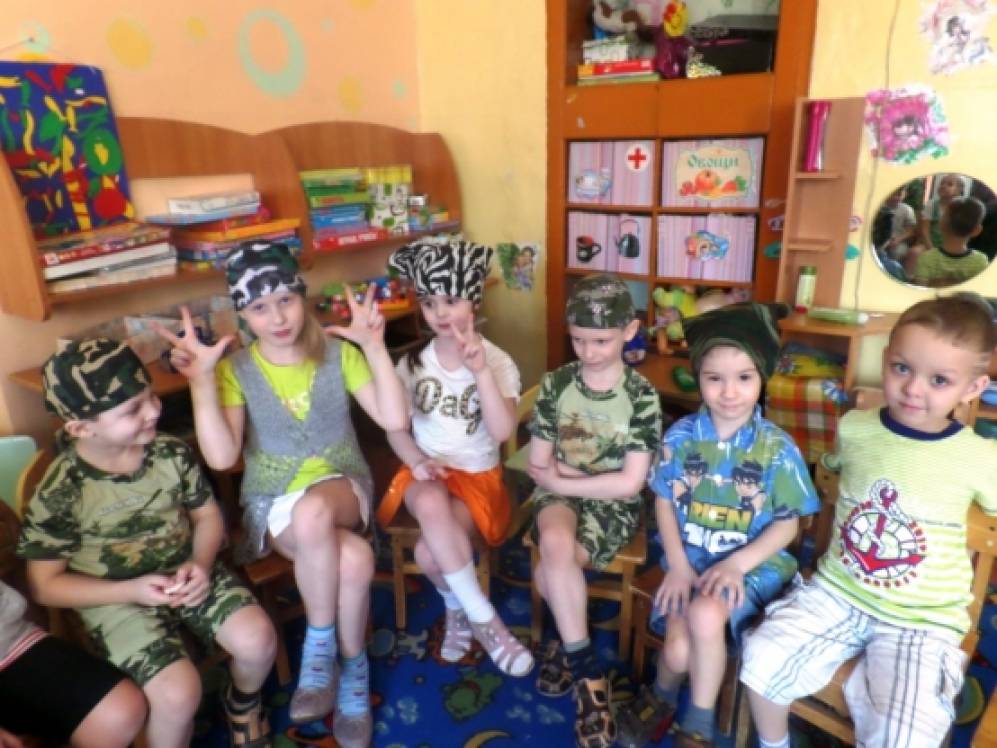 Смотреть фотографию №12 Фото №12 Публикация Мы готовимся мальчишек поздравлять размещена в разделах Темочки Взяли обои подходящего размера нанесли нужный для будущей стенгазеты фон