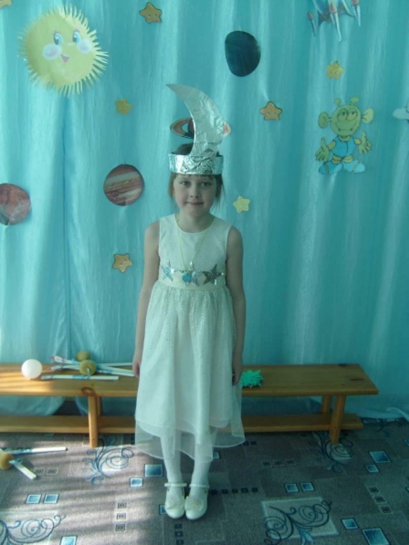 Костюм ко дню космонавтики в детский. Костюм на космическую тему. Космический костюм для девочки. Космический костюм для девочки в садик. Костюм на космическую тему в детский сад.