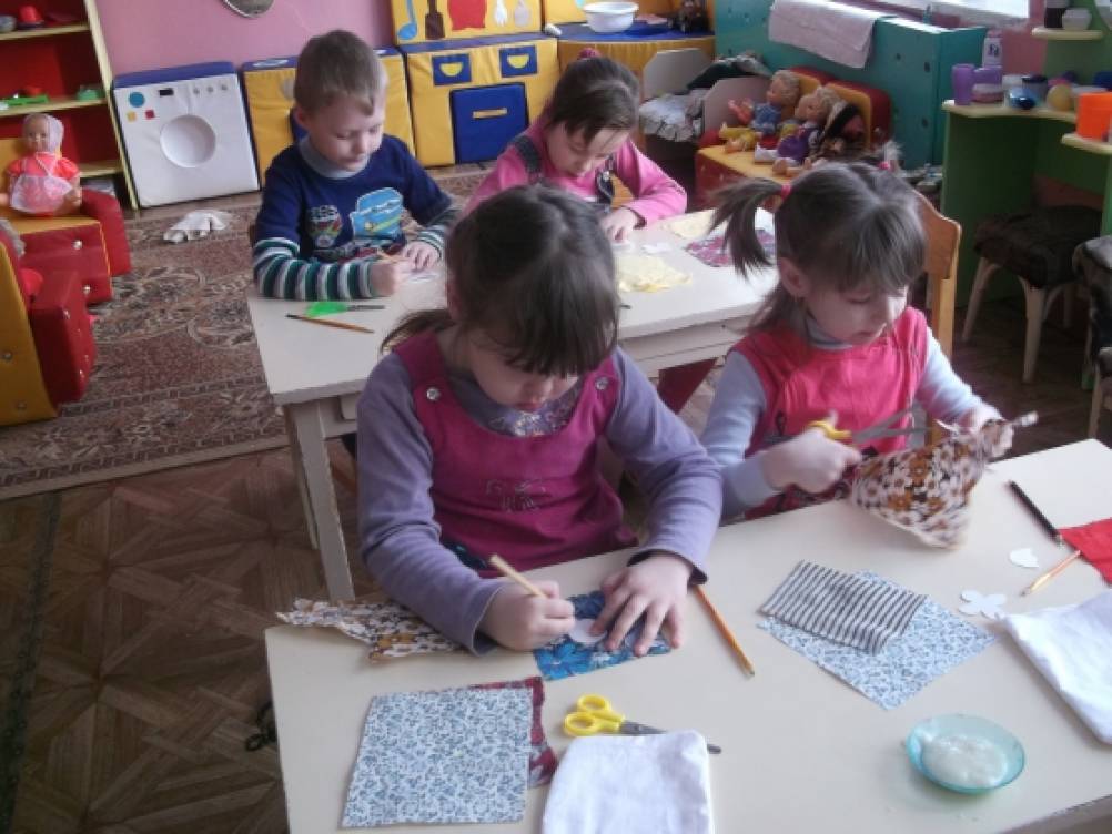 Смотреть фотографию №2 Фото №2 Обводить карандашом трафарет аккуратно его вырезать собирать картинку из нескольких частей
