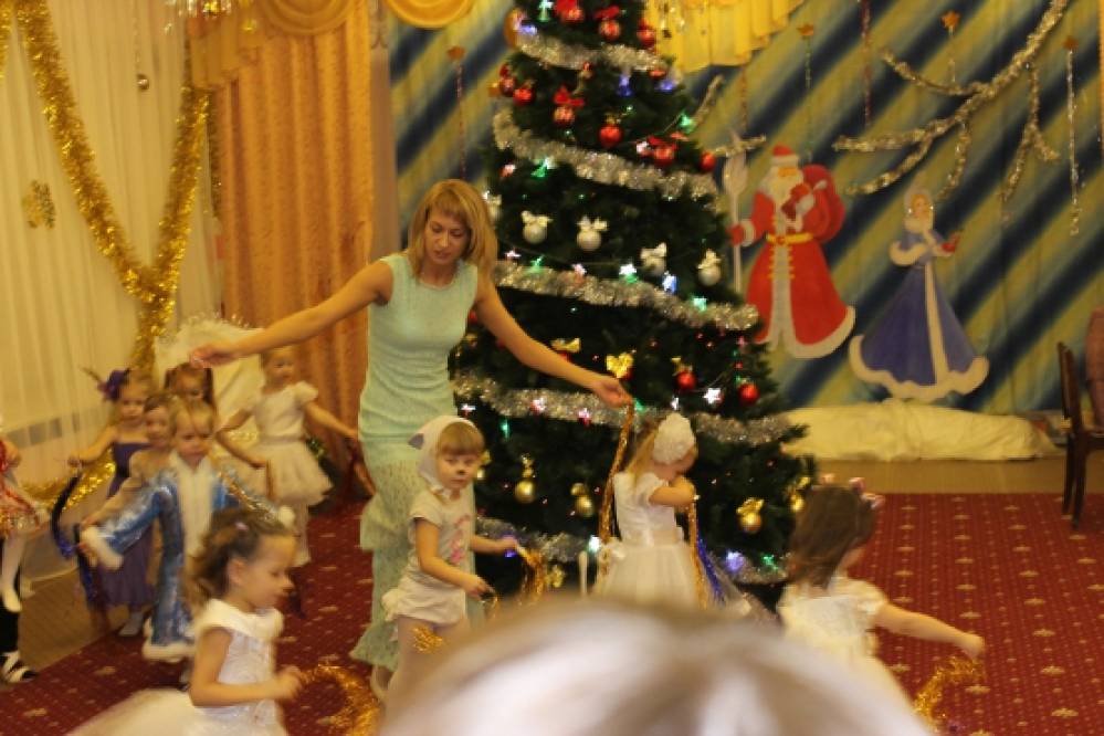 Сценарий новогоднего утренника в младшей группе «Новогодние приключения» Фото Сценарий новогоднего утренника в младшей группе «Новогодние приключения»