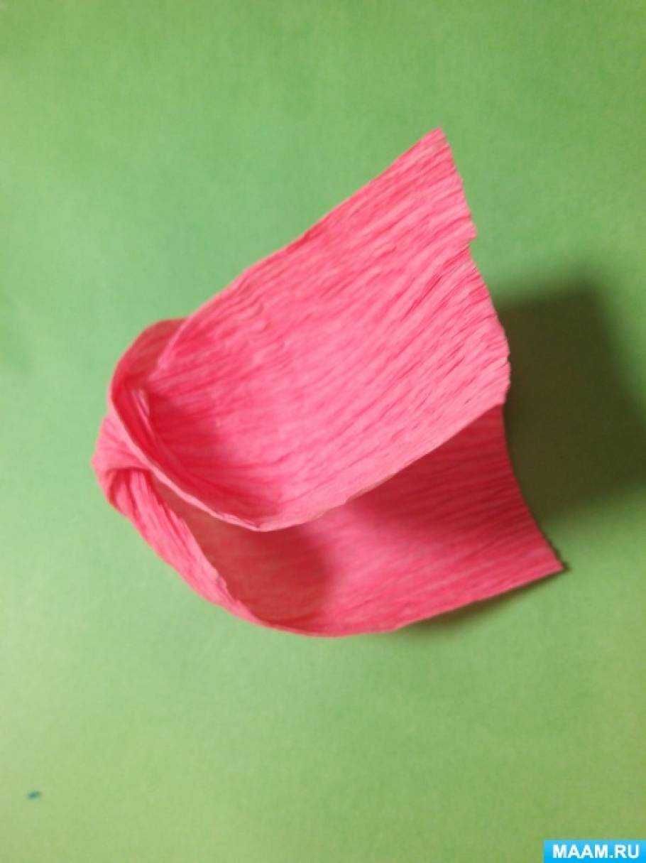 Как сделать крепированная бумага. Гофрированная бумага цветы. Крепированная бумага цветы. Гофрированная бумага мастер класс. Цветы из крепированной бумаги.