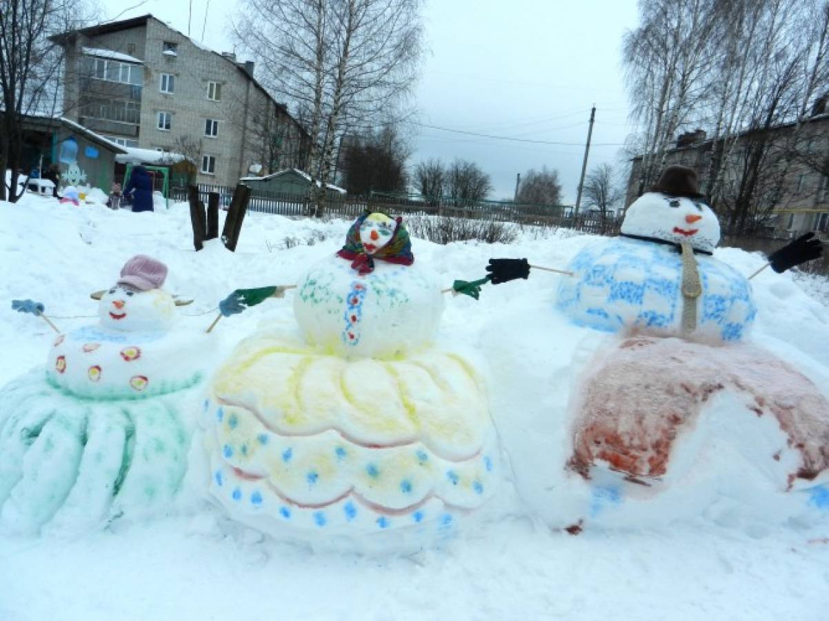 Фото снеговика из снега, дети в восторге