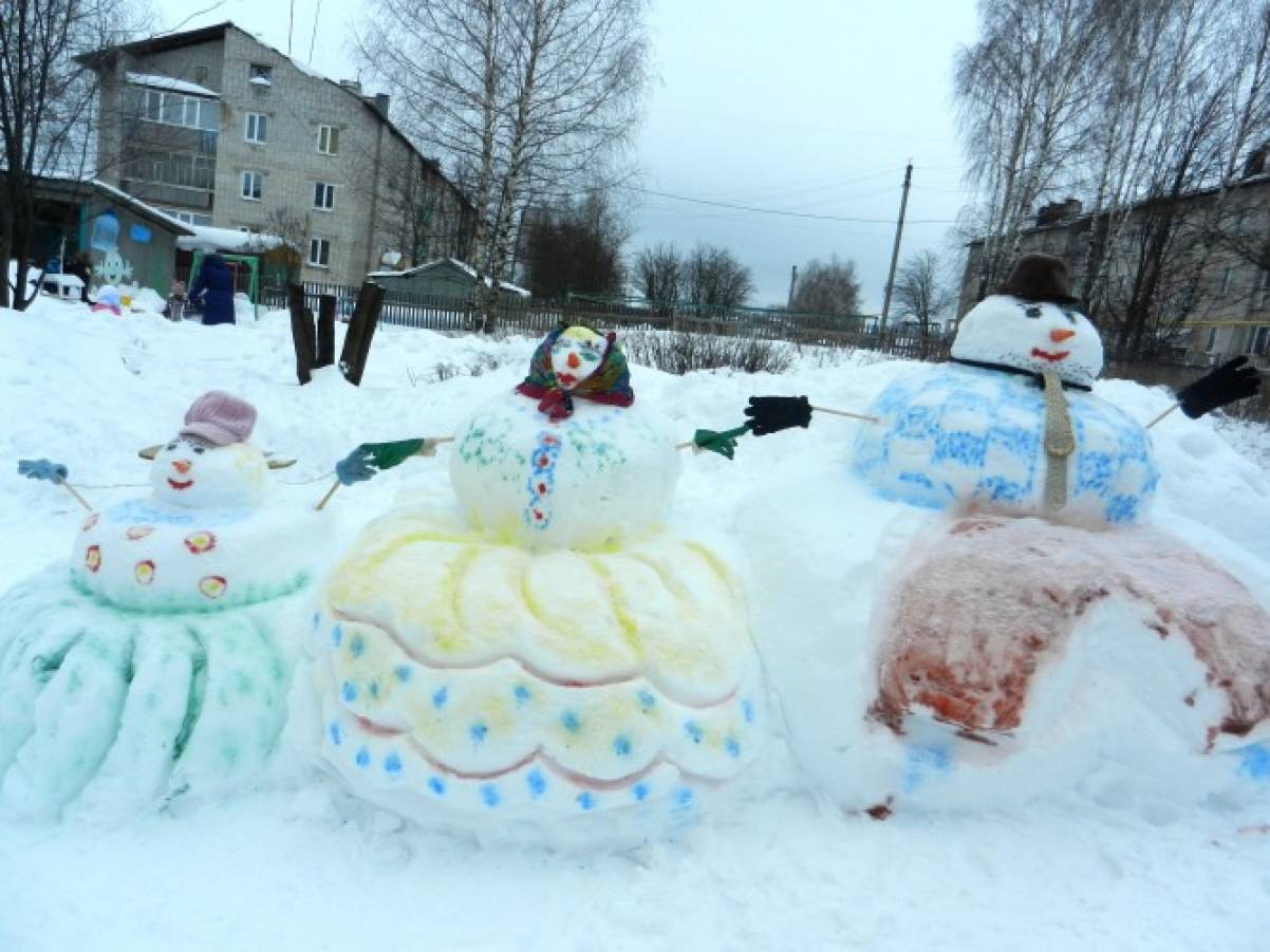 Торт из снега в детском саду