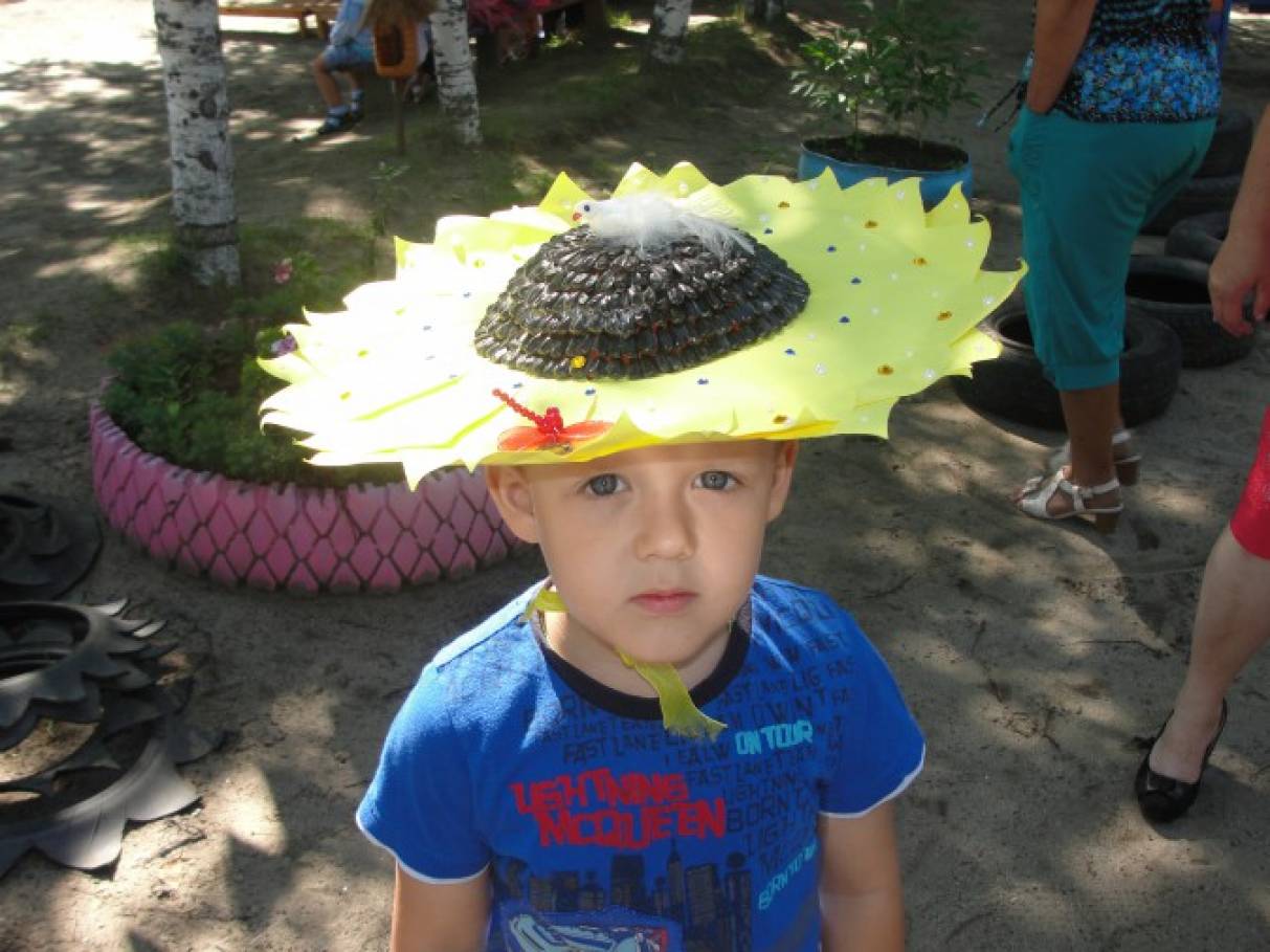 Детские конкурсы для мальчиков. Парад шляп для мальчиков. Шляпа необычная для детского сада. Конкурс шляпок в детском саду. Конкурс шляп в садике для мальчика.