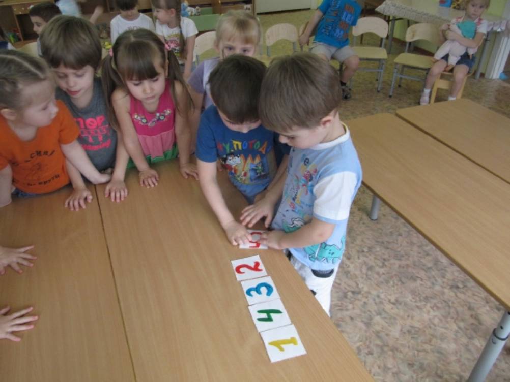 Игры ср группа. Занятие в старшей группе. Занятия в детском саду в старшей группе. Занятия для средней группы детского сада. Дошкольники на математике в садике.