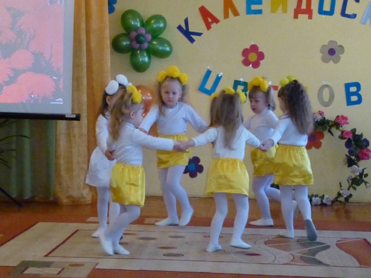 Песня встанем танец в детском саду. Цветы для танца в детском саду своими руками. День танца в детском саду. Танец в детском саду воспитательницы н. Фотоотчет день танца детсад.