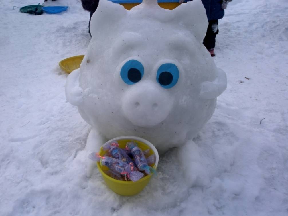 Ежик из снега. Функциональные постройки из снега в детском саду. Снежные постройки в детском саду. Ежик из снега в детском. Снежные постройки в детском саду.
