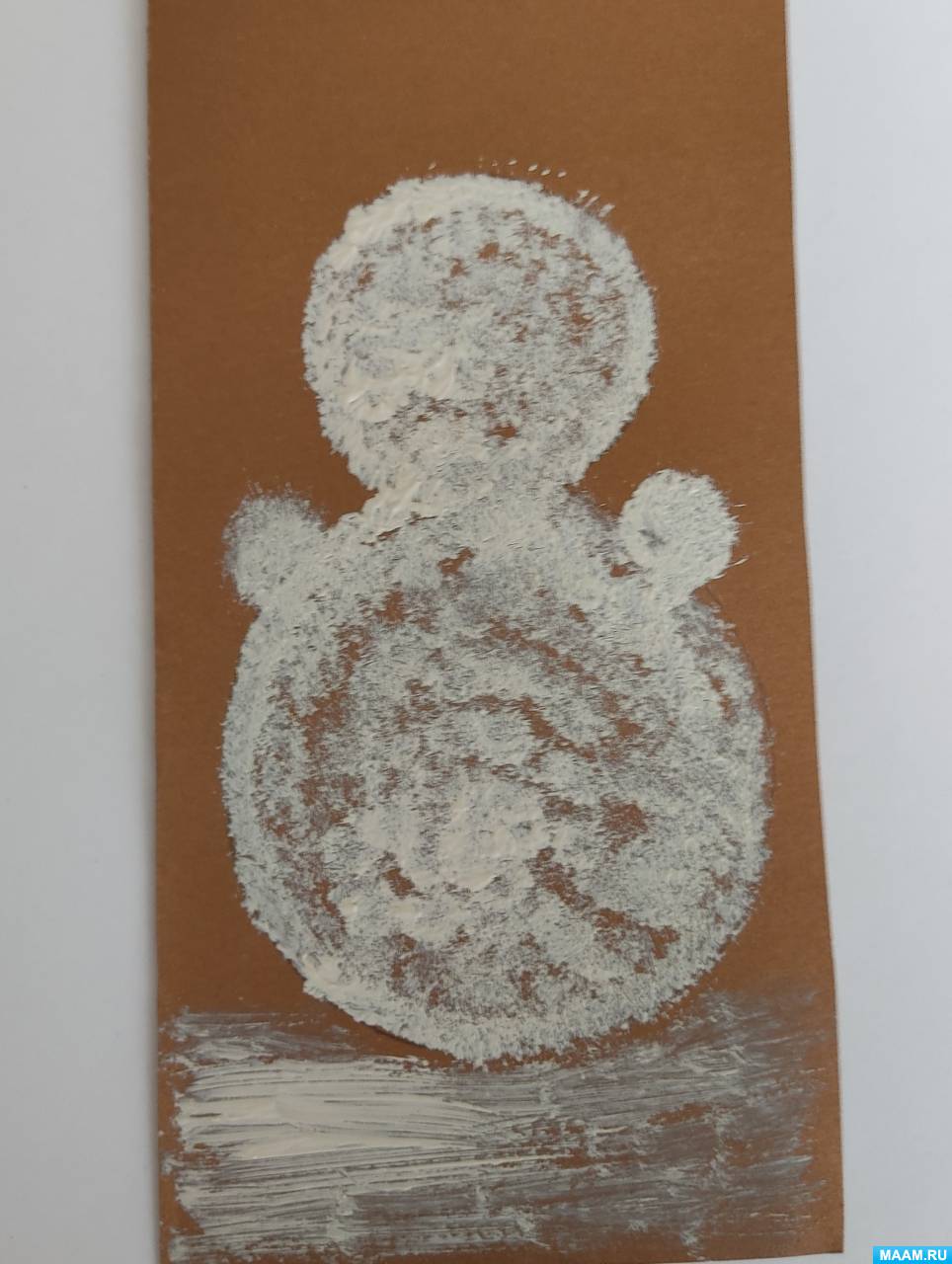Фото №2 Картон сворачиваем пополам обводим карандашом трафарет и белилами сухой жёсткой кистью тычками прорисовываем контур снеговика