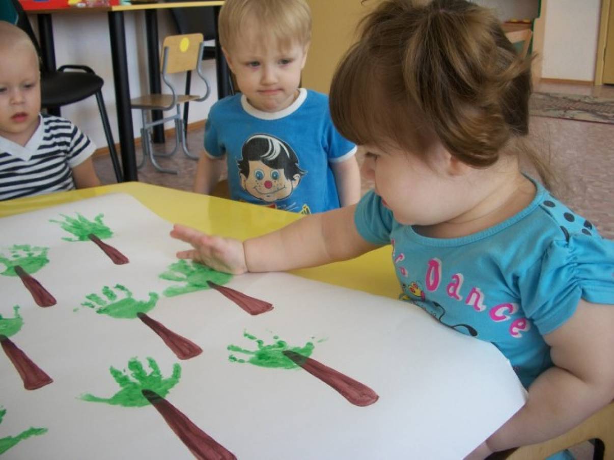 Рисуем ясли. Рисование в раннем возрасте в детском саду. Занятие рисование в ясельной группе. Занятия по рисованию для детей ясельной группы. Рисование с детьми ясельной группы.