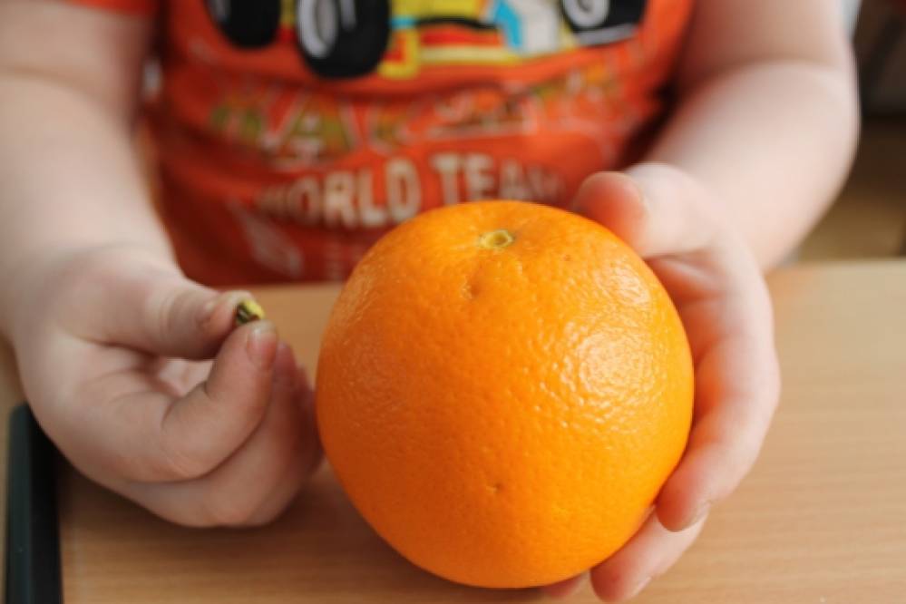 Употребление апельсинов. Апельсин с дырочкой. Апельсин с дыркой. Хвостик апельсина. Сколько долек в апельсине.