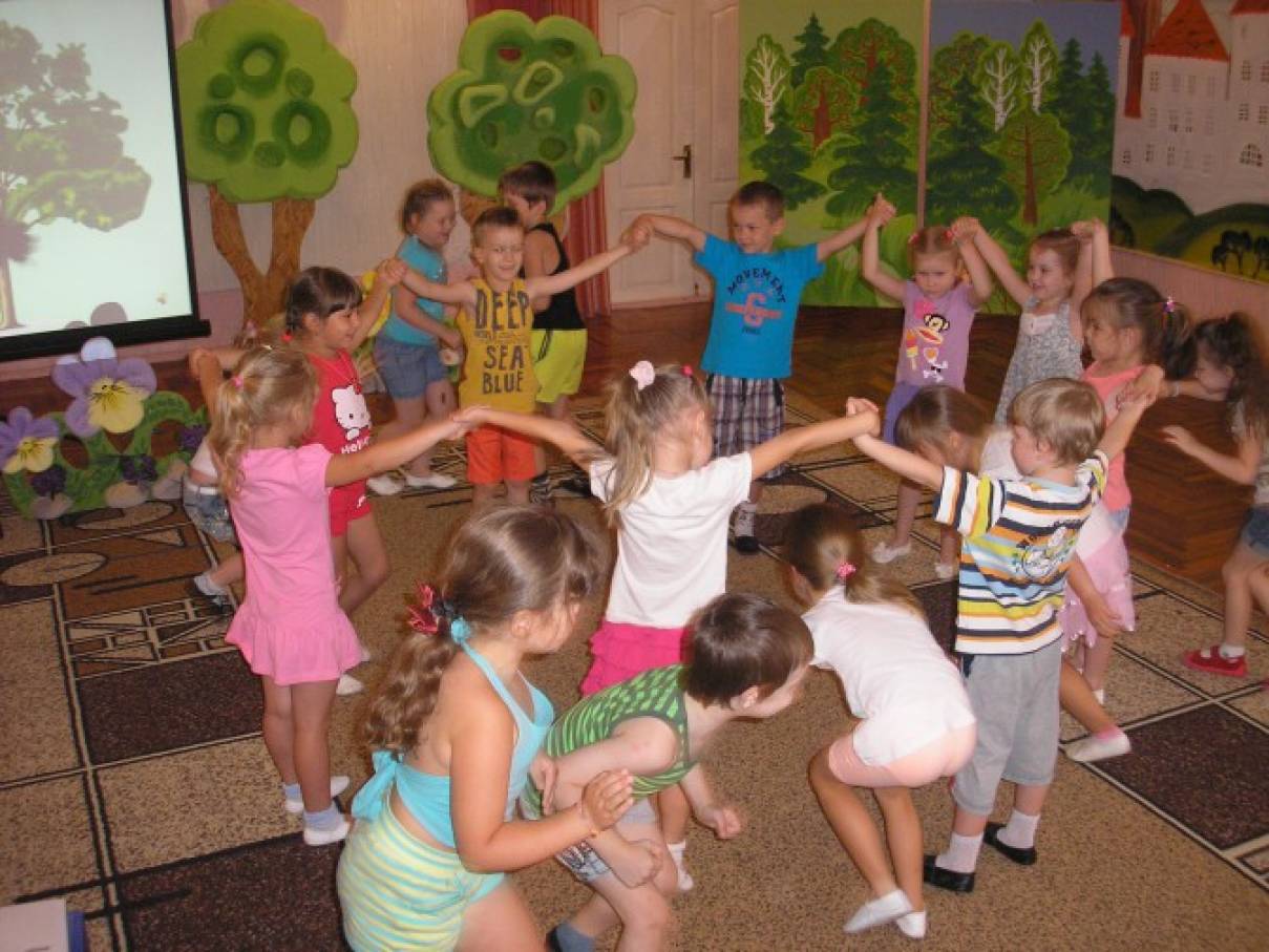 Музыкальное развлечение в старшей. Старшая группа детского сада. Развлечения в детском саду. Развлечения для дошкольников в детском саду. Музыкальное занятие в детском саду.