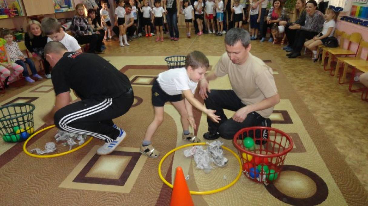 Спортивное развлечение мама. Спортивные состязания в садике. Спортивные соревнования для детей в детском саду. Спортивные соревнования с родителями. Спортивные соревнования в детском саду с папами.