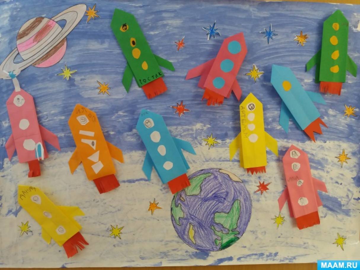 Оригами ко дню космонавтики в детском саду. Аппликация на тему космос в средней. Аппликация в средней группе на тему космос. Поделка космос средняя группа. Коллективная аппликация космос в средней группе.