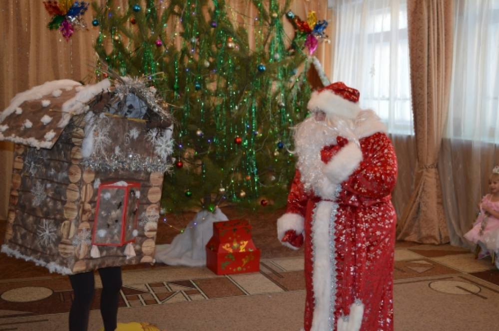 банкомат на новый год в детском саду. сюрпризный момент на утреннике в детском саду. сценка на новый год в детском саду. аппарат для выдачи подарков на утреннике. чудо аппарат на новогоднем утреннике.