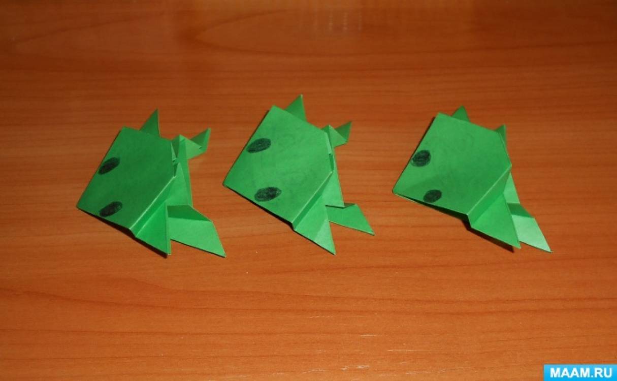 Оригами лягушка из бумаги 2 класс математика. Конструирование из бумаги в средней группе лягушка. Оригами Царевна лягушка. Лягушка гармошка из бумаги. Средняя группа конструирование из бумаги Лягушонок.