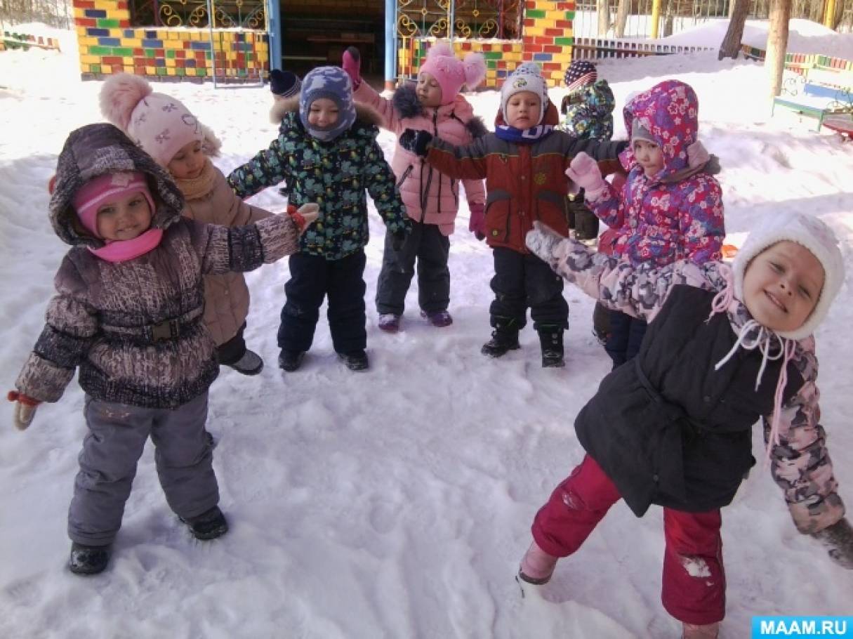Игры на прогулке 2 младшая группа. Прогулка в детском саду. Зимняя прогулка в детском саду. Дошкольники на прогулке. На прогулку зимой для дошкольников.
