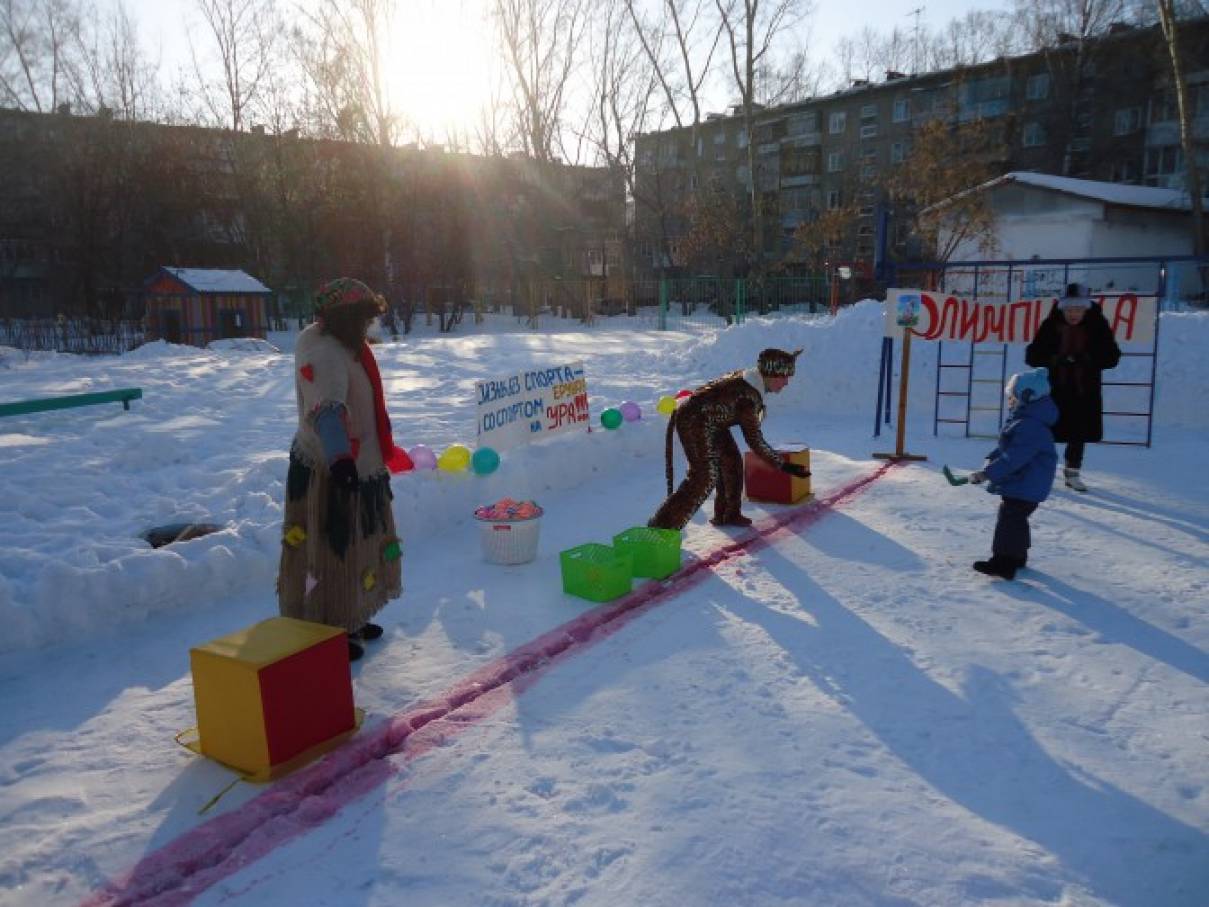 Спортивные развлечения в средней. Зимние развлечения средняя группа. Зимние забавы в детском саду на улице. Зимние развлечения для детей на улице. Зимние развлечения для детей в младшей группе на улице.
