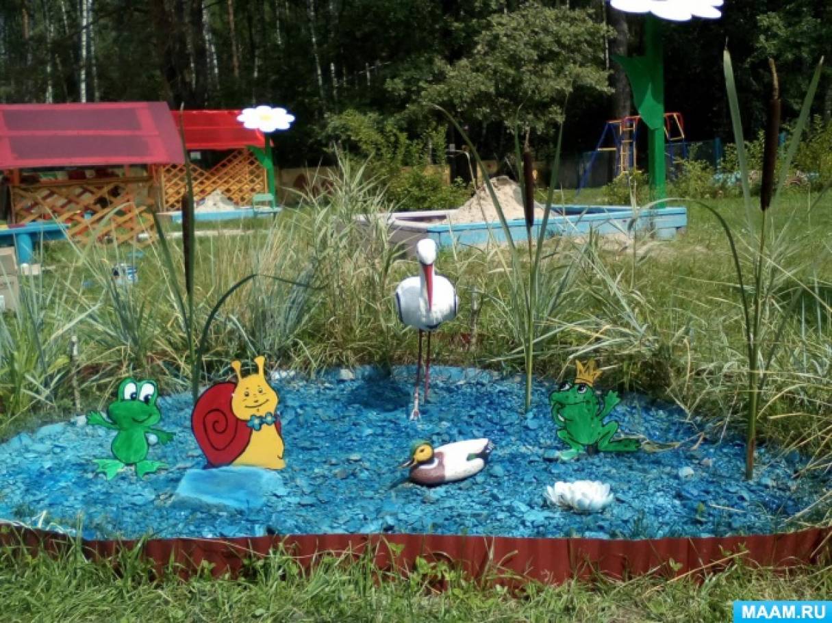 Экологические участки в детском саду. Экологическая тропа пруд. Пруд в детском саду на участке. Водоём в ДОУ на участке. Озеро на участке в детском саду.