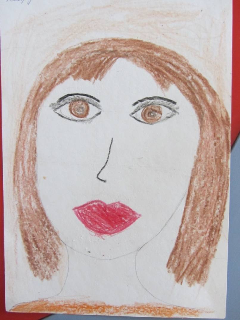 Портрет мамы в сад. Портрет мамы в средней группе карандашами. Портрет мамочки моей. Рисование карандашами в средней группе мама. Детские портреты мам карандашом.