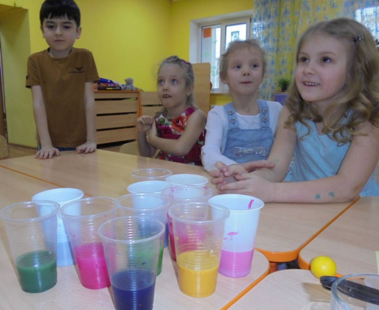 Опыты в старшей группе занятия. Экспериментирование с водой. Эксперименты в детском саду. Опыты в подготовительной группе. Эксперименты с водой в детском саду.