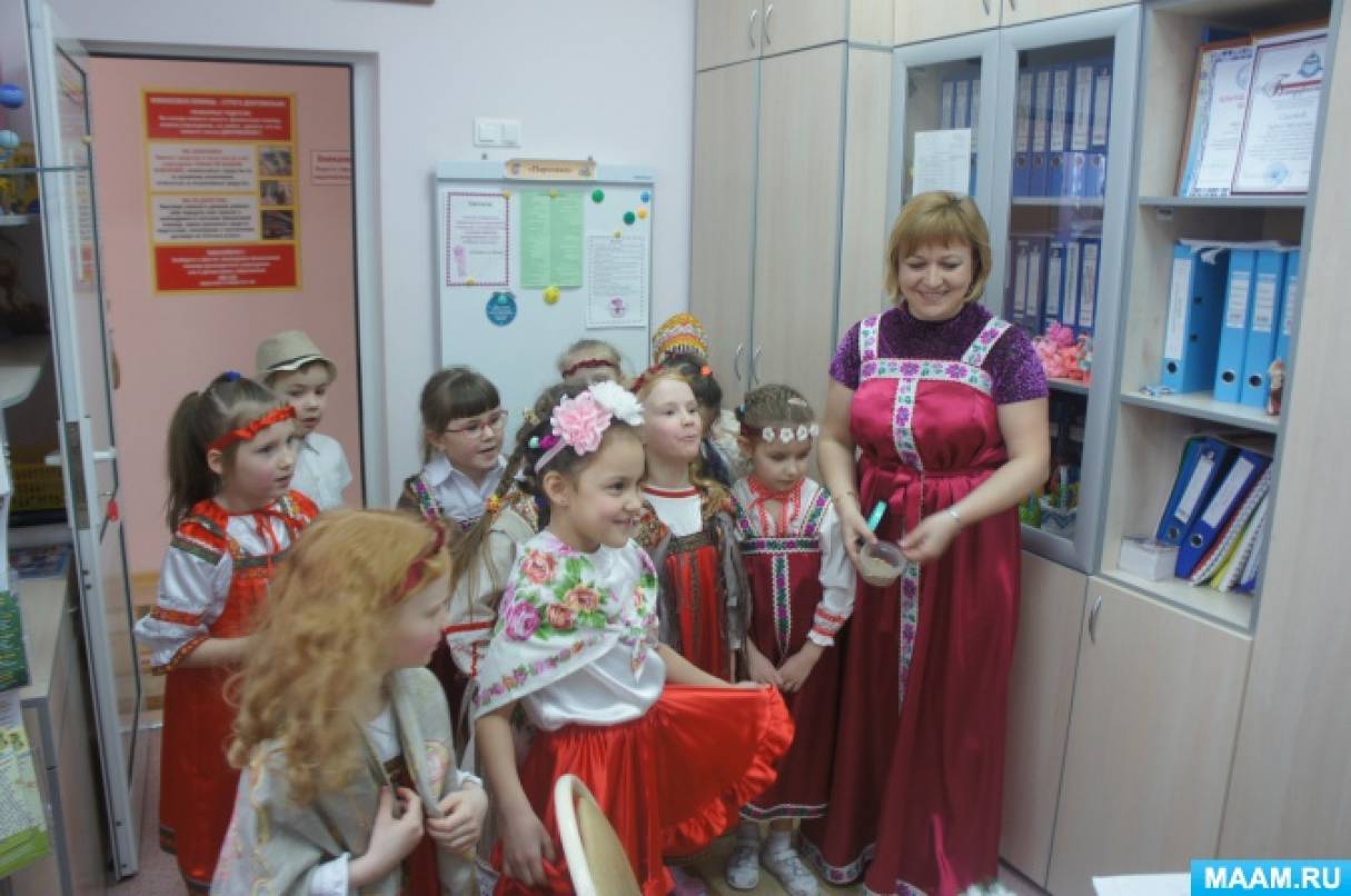 Смотреть фотографию №2 Фото №2 На Святки в России испокон веков было принято наряжаться устраивать веселые игры ходить по домам будить спящих поздравлять всех встречных с Рождеством шутить петь песни