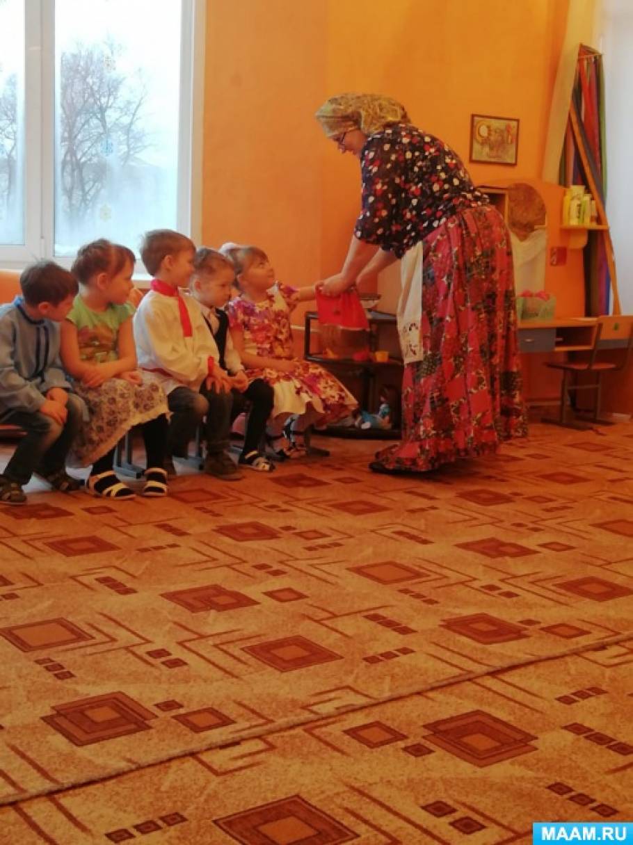 Смотреть фотографию №6 Фото №6 По древнему обычаю православные христиане вечером прекращали все свои дневные дела зажигали на окнах свечи