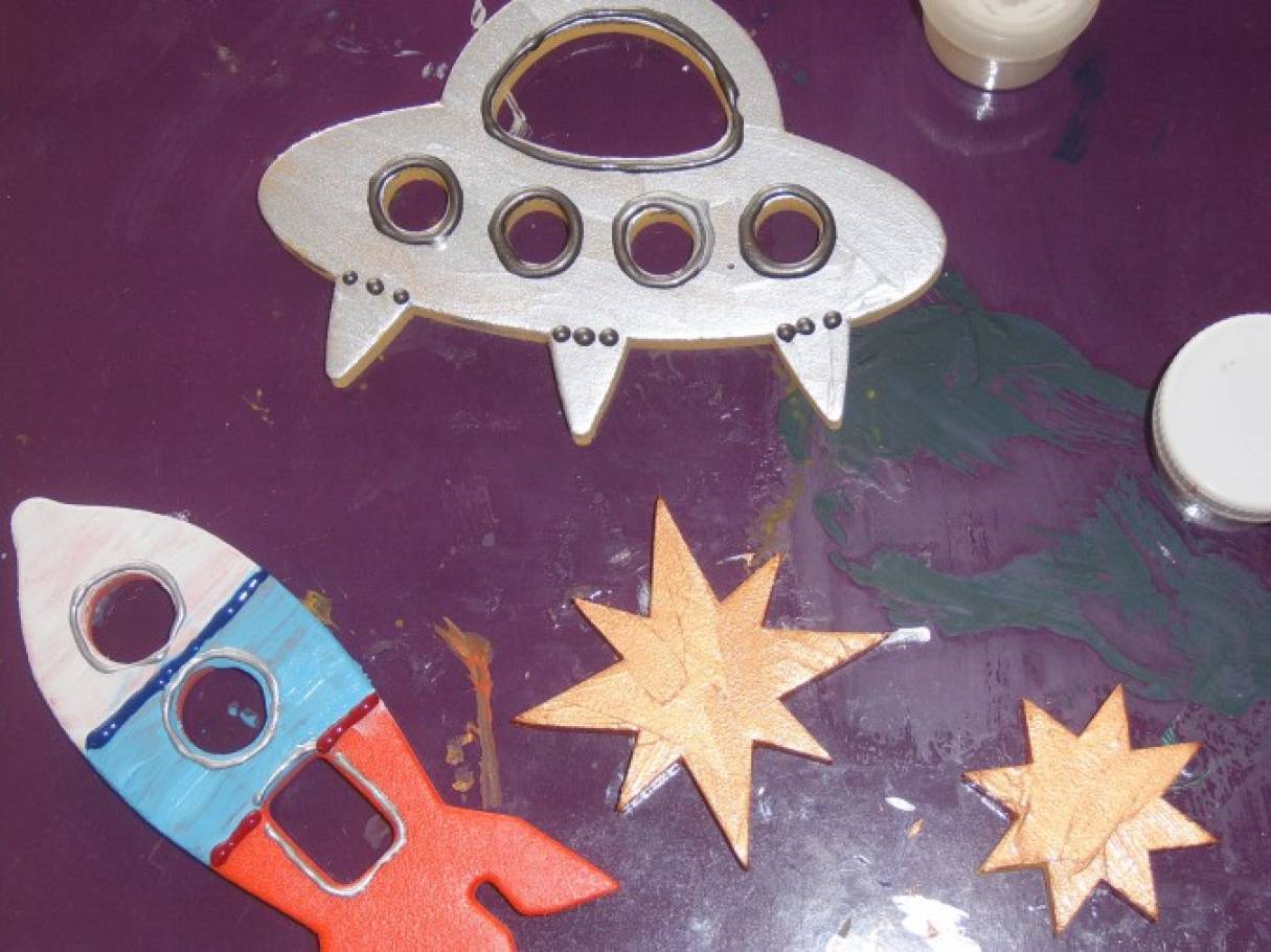 Оформление к дню космонавтики в детском саду. Поделка ко Дню космонавтики. Поделки на тему космос.