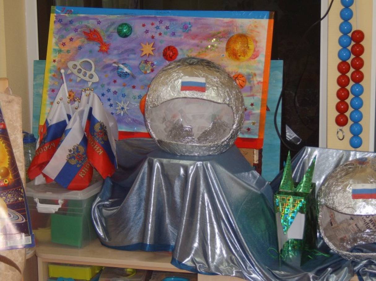 Сценарий день космонавтики в старшей группе. Уголок космоса в детском саду. Поделка ко Дню космонавтики в детский сад. День космонавтики в детском саду. Украшение группы ко Дню космонавтики.