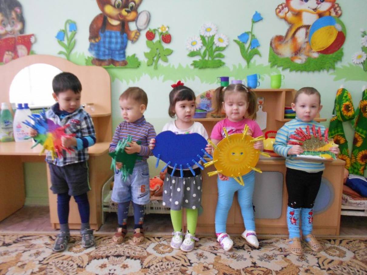 Дети младшая группа. Занятия в ясельной группе детского сада. Занятия летом в детском саду в старшей группе. Занятие летом в детском саду в младшей группе детского сада. Занятия летом в детском саду в средней группе.