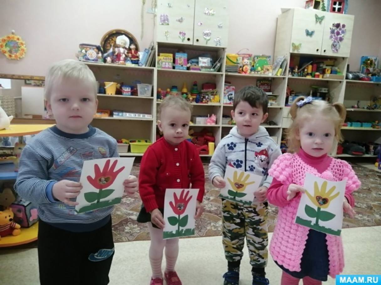 Мастер-класс «Открытка к 8 Марта» для детей 2–2,5 лет