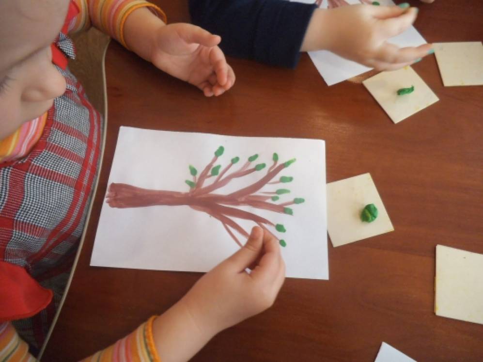 Тема деревья первая младшая группа. Занятие о деревьях в старшей группе. Рисование дерева в младшей группе. Рисование в младшей группе на тему деревья.