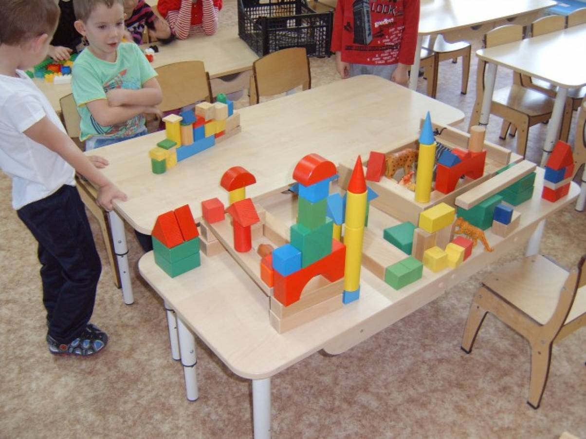 Сюжетно строительные игры. Строительный материал в детском саду. Конструирование в детском саду. Стол для конструирования для детского сада. Конструирование в ДОУ.