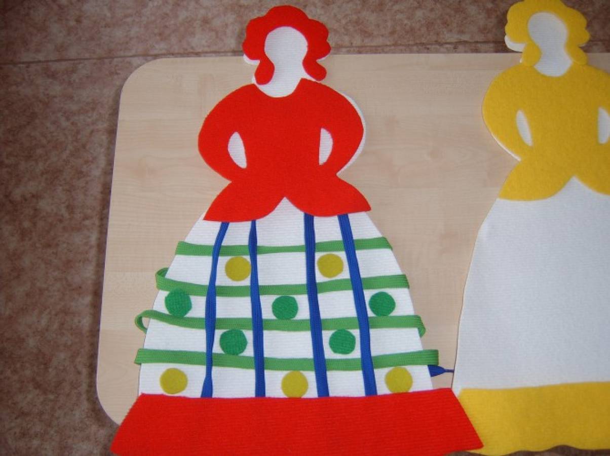 Рисование дымковская игрушка младшая группа. Аппликация Дымковская барышня в старшей группе. Рисование платье для мамы в средней группе. Аппликация на платье для девочки. Аппликация в подготовительной группе украсим платье.
